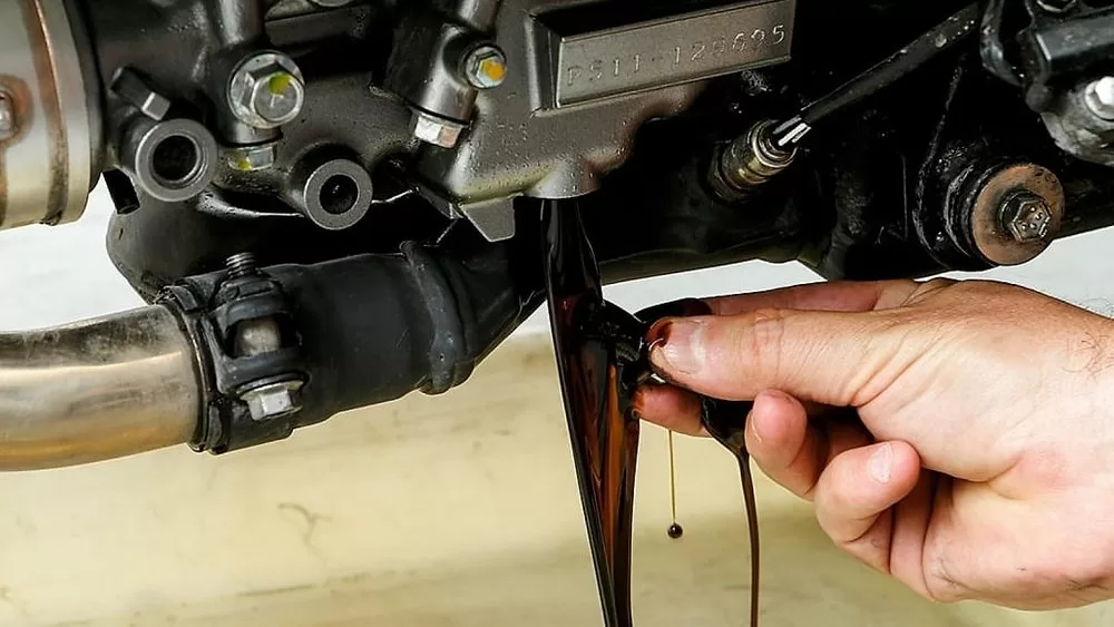 Cambio de aceite en una moto: cuándo hacerlo y qué revisar para cuidar el motor